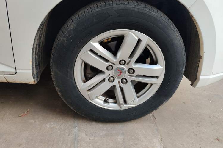 Used Wuling Hongguang PLUS 2019 1.5T Manual Comfort Version 7 Seats Right Front Wheel Hub
