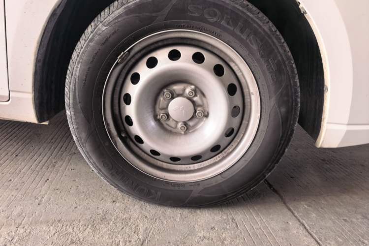 Used Wuling Hongguang PLUS 2019 1.5T Manual Standard Edition 5 Seats Right Front Wheel Hub
