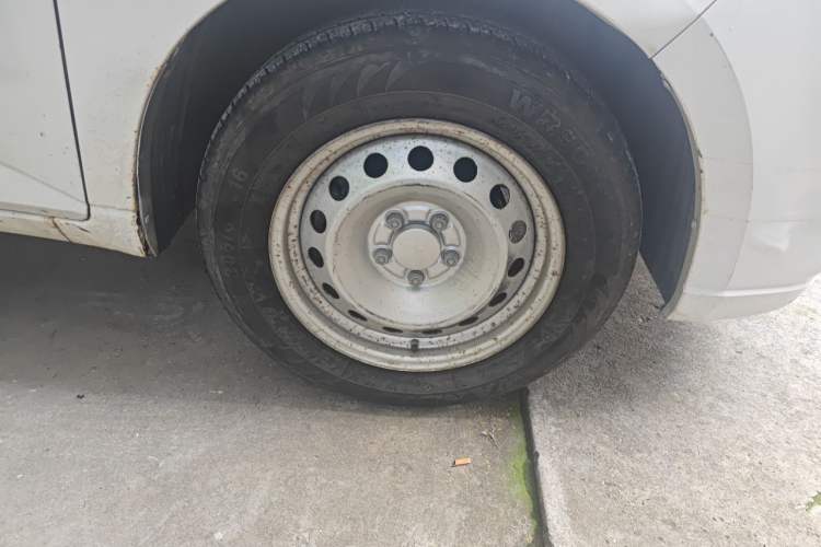 Used Wuling Hongguang PLUS 2019 1.5T Manual Standard Edition 5 Seats Right Front Wheel Hub