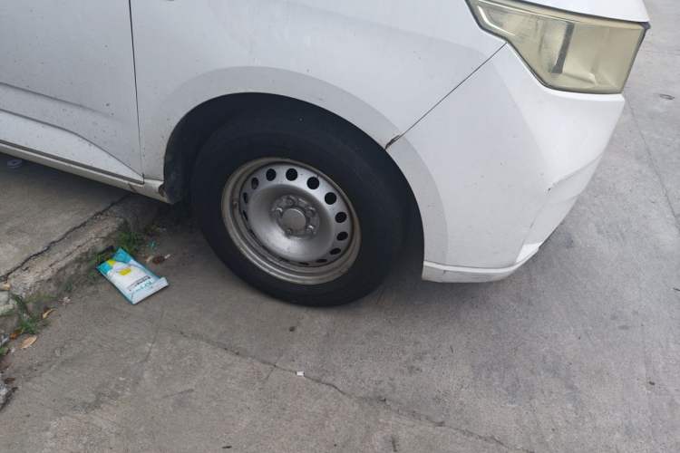 Used Wuling Hongguang PLUS 2019 1.5T Manual Comfort Version 7 Seats Right Front Wheel Hub
