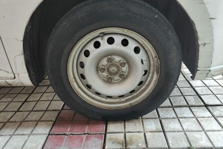 Used Wuling Hongguang PLUS 2019 1.5T Manual Standard Version 8 Seats Right Front Wheel Hub
