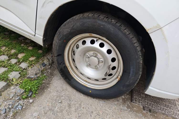 Used Wuling Hongguang PLUS 2019 1.5T Manual Standard Edition 5 Seats Right Front Wheel Hub