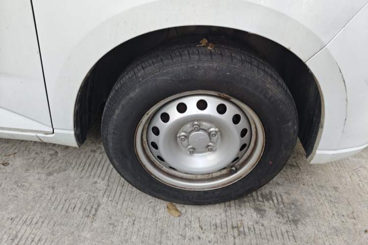 Used Wuling Hongguang PLUS 2019 1.5T Manual Standard Edition 5 Seats Right Front Wheel Hub
