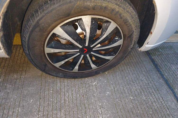 Used Wuling Hongguang PLUS 2019 1.5T Manual Standard Edition 5 Seats Right Front Wheel Hub