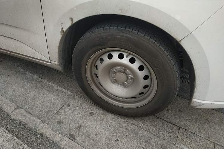 Used Wuling Hongguang PLUS 2019 1.5T Manual Standard Edition 5 Seats Right Front Wheel Hub