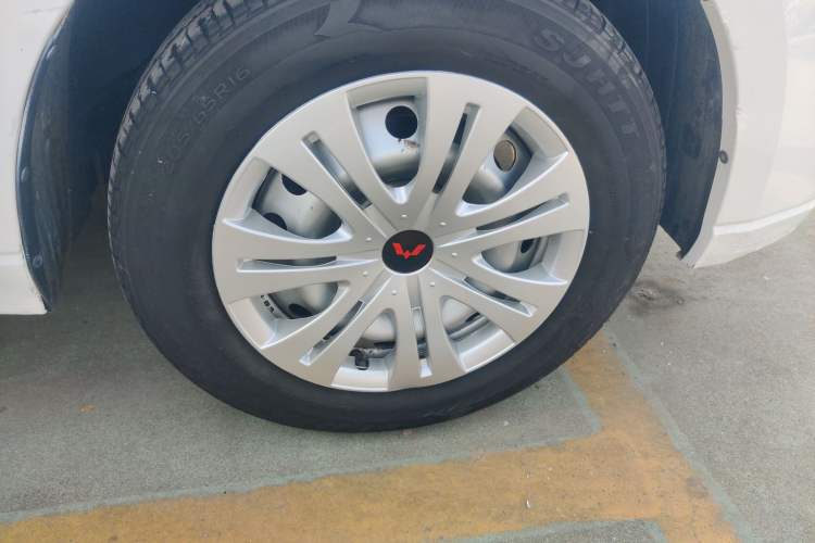 Used Wuling Hongguang PLUS 2019 1.5T Manual Standard Edition 5 Seats Right Front Wheel Hub