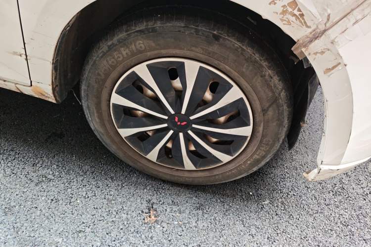 Used Wuling Hongguang PLUS 2019 1.5T Manual Standard Version 7 Seats Right Front Wheel Hub