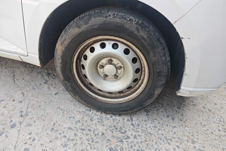 Used Wuling Hongguang PLUS 2019 1.5T Manual Standard Edition 5 Seats Right Front Wheel Hub