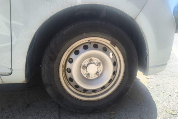Used Wuling Hongguang PLUS 2019 1.5T Manual Standard Edition 5 Seats Right Front Wheel Hub