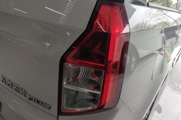 Used Wuling Hongguang PLUS 2019 1.5T Manual Luxury 7-Seater Right Rear Taillight