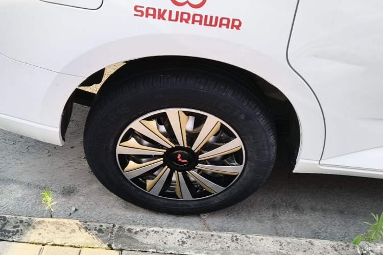 Used Wuling Hongguang PLUS 2019 1.5T Manual Standard Edition 5 Seats Right Rear Wheel Hub