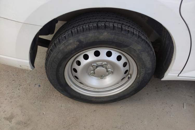 Used Wuling Hongguang PLUS 2019 1.5T Manual Standard Edition 5 Seats Right Rear Wheel Hub