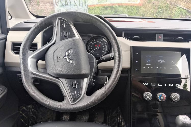 Used Wuling Hongguang PLUS 2019 1.5T Manual Luxury 7-Seater Steering Wheel