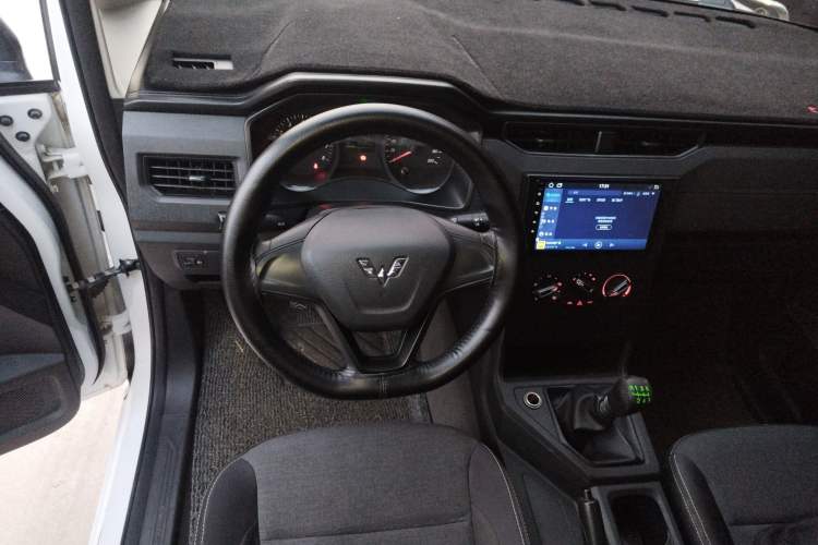 Used Wuling Hongguang PLUS 2019 1.5T Manual Wealthy Version 2 Seats Steering Wheel
