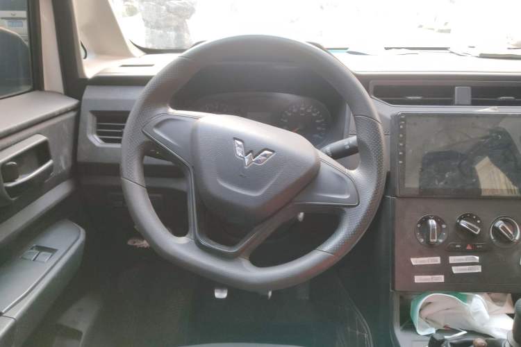 Used Wuling Hongguang PLUS 2019 1.5T Manual Standard Edition 5 Seats Steering Wheel