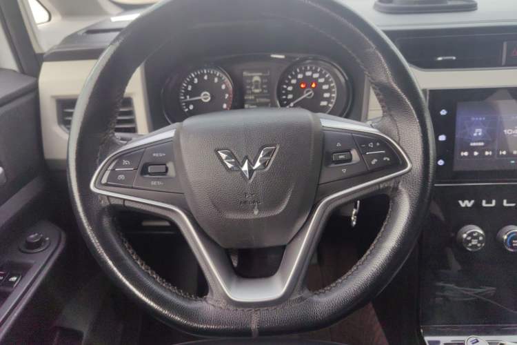 Used Wuling Hongguang PLUS 2019 1.5T Manual Luxury 7-Seater Steering Wheel