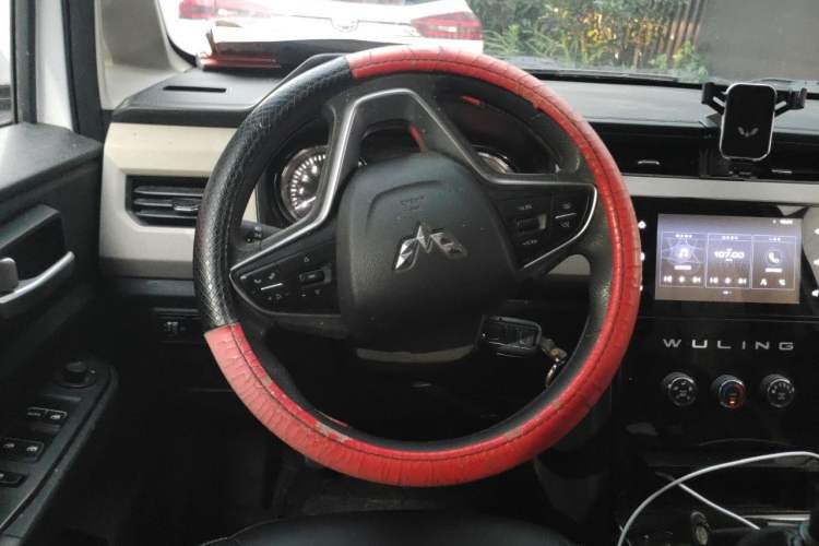 Used Wuling Hongguang PLUS 2019 1.5T Manual Luxury 7-Seater Steering Wheel