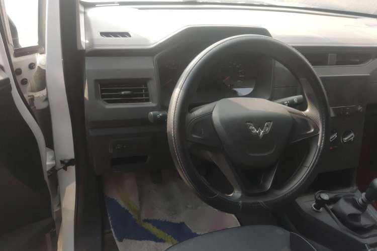 Used Wuling Hongguang PLUS 2019 1.5T Manual Wealthy Version 2 Seats Steering Wheel
