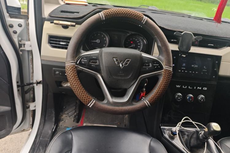 Used Wuling Hongguang PLUS 2019 1.5T Manual Luxury 7-Seater Steering Wheel