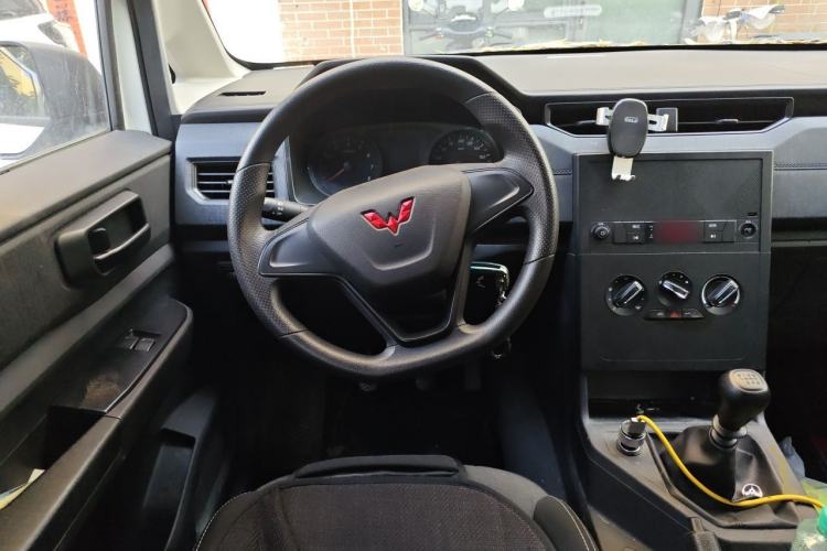 Used Wuling Hongguang PLUS 2019 1.5T Manual Standard Edition 5 Seats Steering Wheel
