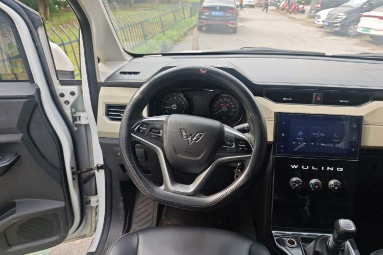 Used Wuling Hongguang PLUS 2019 1.5T Manual Luxury 7-Seater Steering Wheel