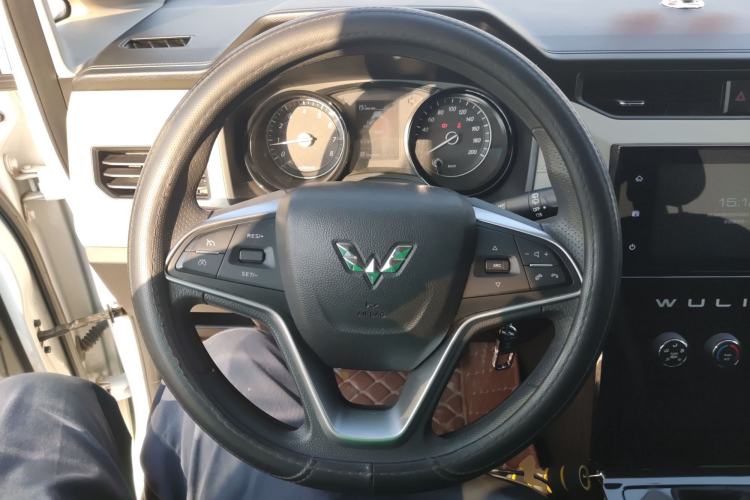 Used Wuling Hongguang PLUS 2019 1.5T Manual Luxury 7-Seater Steering Wheel