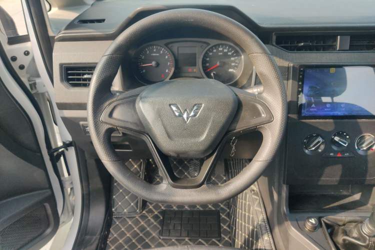 Used Wuling Hongguang PLUS 2019 1.5T Manual Standard Edition 5 Seats Steering Wheel
