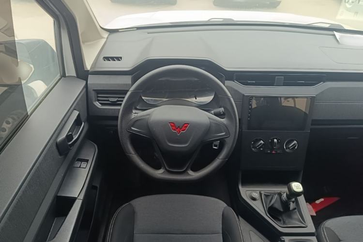 Used Wuling Hongguang PLUS 2019 1.5T Manual Standard Edition 5 Seats Steering Wheel