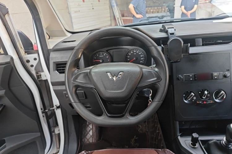 Used Wuling Hongguang PLUS 2019 1.5T Manual Standard Edition 5 Seats Steering Wheel
