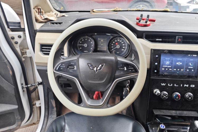 Used Wuling Hongguang PLUS 2019 1.5T Manual Luxury 7-Seater Steering Wheel