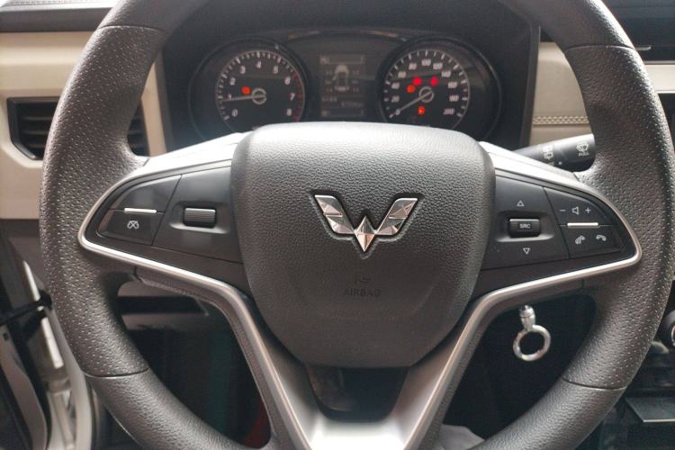 Used Wuling Hongguang PLUS 2019 1.5T Manual Luxury 7-Seater Steering Wheel