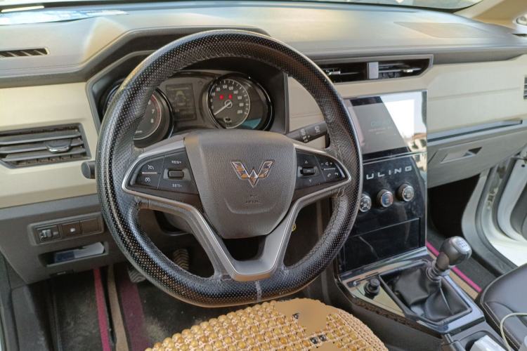 Used Wuling Hongguang PLUS 2019 1.5T Manual Luxury 7-Seater Steering Wheel