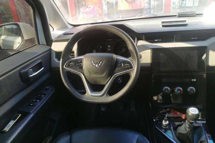 Used Wuling Hongguang PLUS 2019 1.5T Manual Luxury 7-Seater Steering Wheel