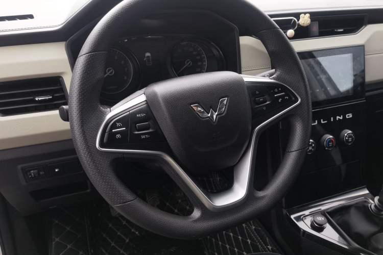 Used Wuling Hongguang PLUS 2019 1.5T Manual Luxury 7-Seater Steering Wheel