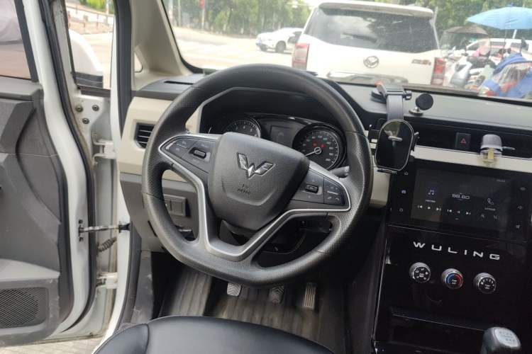 Used Wuling Hongguang PLUS 2019 1.5T Manual Luxury 7-Seater Steering Wheel