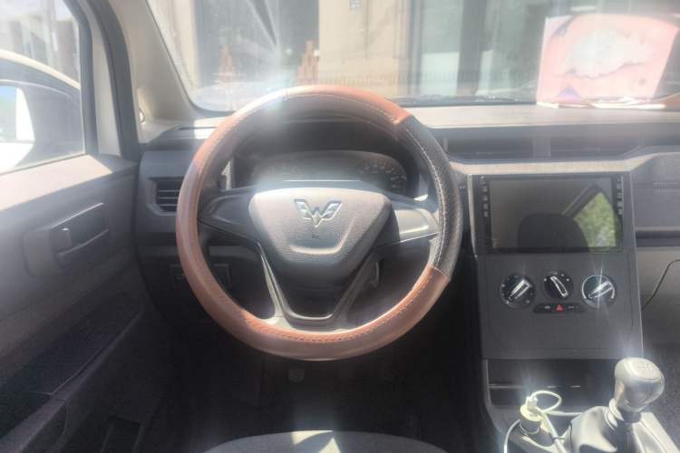 Used Wuling Hongguang PLUS 2019 1.5T Manual Standard Edition 5 Seats Steering Wheel