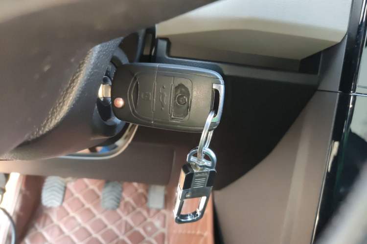 Used Wuling Hongguang PLUS 2019 1.5T Manual Luxury 7-Seater Vehicle Key