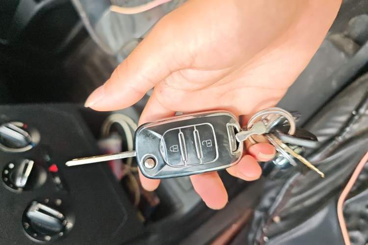 Used Wuling Hongguang PLUS 2019 1.5T Manual Standard Version 7 Seats Vehicle Key
