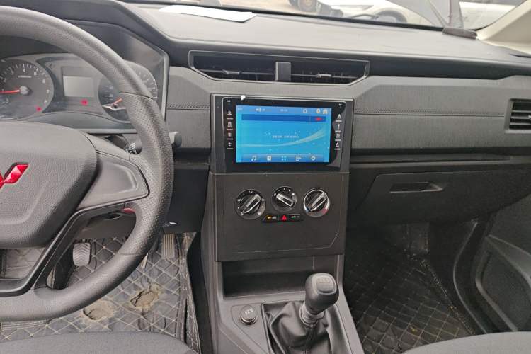 Used Wuling Hongguang PLUS 2020 1.5L Manual Standard Edition 7-Seater Audio And AC Panel