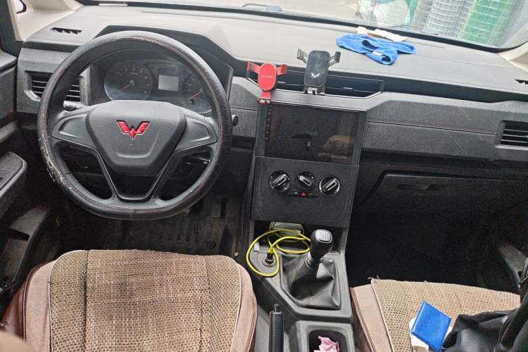 Used Wuling Hongguang PLUS 2020 1.5L Manual Standard Edition 5 Seats Center Console