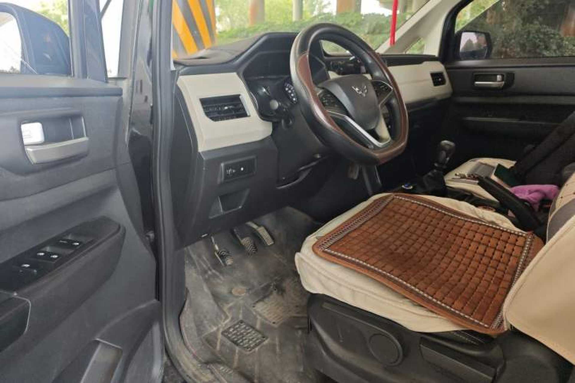 Used Wuling Hongguang PLUS 2020 1.5L Manual Comfort 7-Seater Driver Seat