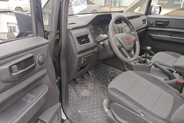 Used Wuling Hongguang PLUS 2020 1.5L Manual Standard Edition 7-Seater Driver Seat