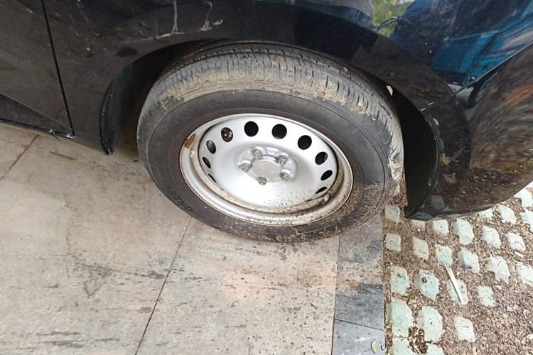 Used Wuling Hongguang PLUS 2020 1.5L Manual Standard Edition 5 Seats Right Front Wheel Hub