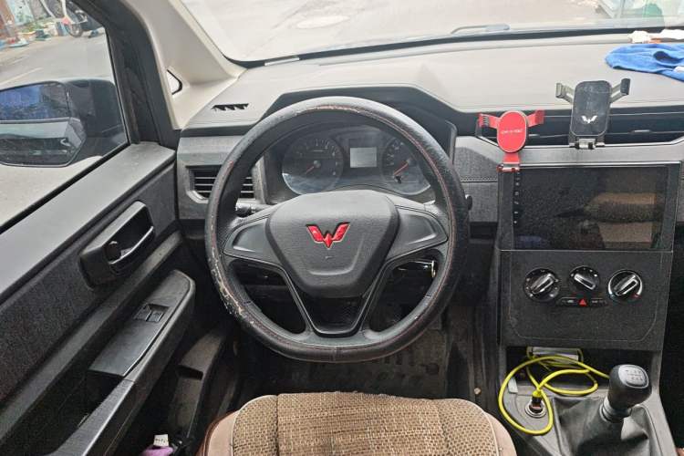 Used Wuling Hongguang PLUS 2020 1.5L Manual Standard Edition 5 Seats Steering Wheel