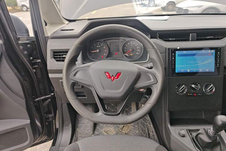 Used Wuling Hongguang PLUS 2020 1.5L Manual Standard Edition 7-Seater Steering Wheel