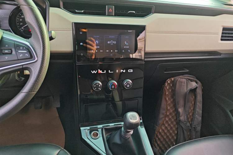 Used Wuling Hongguang PLUS 2020 1.5L Manual Comfort 7-Seater Audio And AC Panel