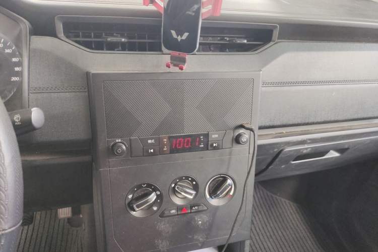 Used Wuling Hongguang PLUS 2020 1.5L Manual Standard Edition 5 Seats Audio And AC Panel