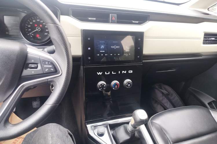 Used Wuling Hongguang PLUS 2020 1.5L Manual Comfort 7-Seater Audio And AC Panel