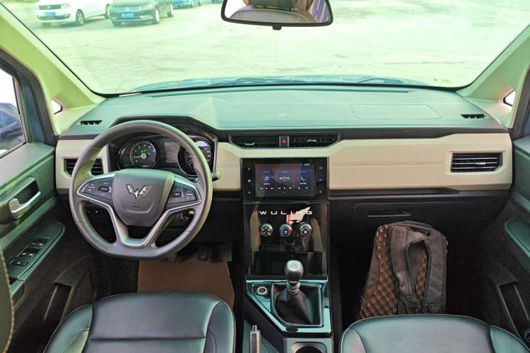 Used Wuling Hongguang PLUS 2020 1.5L Manual Comfort 7-Seater Center Console