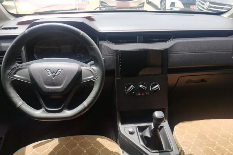 Used Wuling Hongguang PLUS 2020 1.5L Manual Standard Edition 5 Seats Center Console